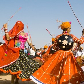 man-women-dancing-Agenzia-di-viaggi-a-Jaisalmer-53