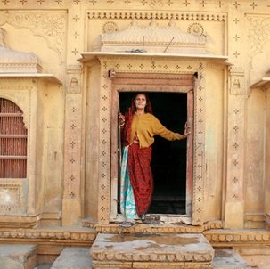 women-watching-outside-home-Agenzia-di-viaggi-a-Jaisalmer-54