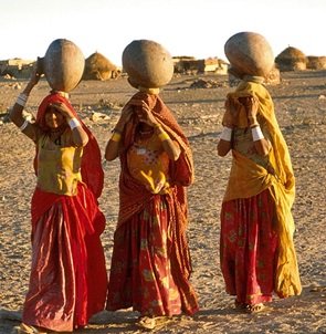 ladies-walking-Agenzia-di-viaggi-a-Jaisalmer-56