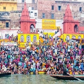 people-praying-at-river-agenzia-di-viaggi-a-varanasi-70