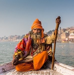 saint-enjoying-boat-view-agenzia-di-viaggi-a-varanasi-71