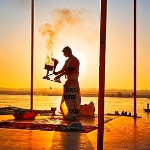 priest-praying-in-Varanasi-agenzia-di-viaggi-a-varanasi-74