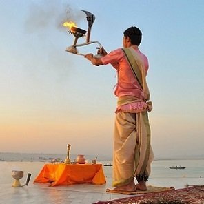 morning-pray-at-Varanasi-ghat-agenzia-di-viaggi-a-varanasi-81