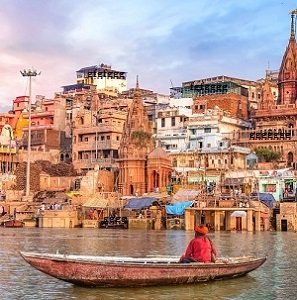 saint-enjoying-boat-ride-in-Varanasi-agenzia-di-viaggi-a-varanasi-87