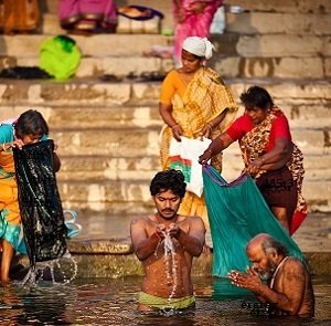 man-praying-Ganges-river