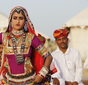 Woman-dancing-man-watching