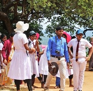 school-group-on-tour