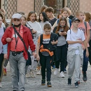 Group-on-walking-tour