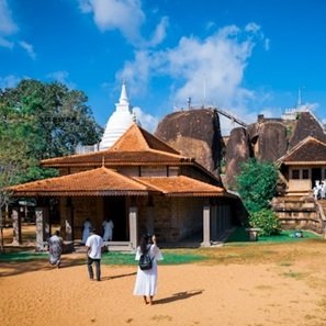 man-women-going-temple